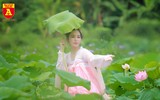 Thiếu nữ Hà thành nô nức khoe sắc cùng mùa sen nở